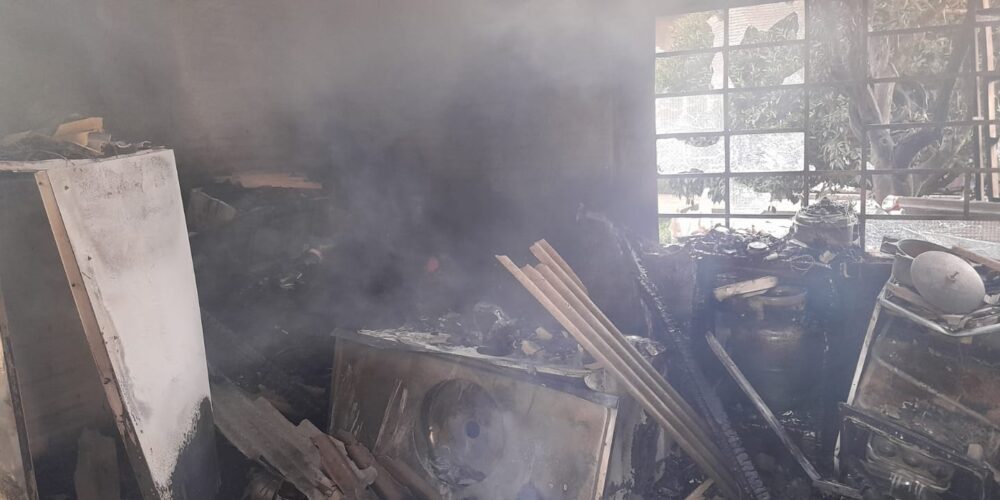 cotidiano-morador-tenta-acender-fogao-a-lenha-com-gasolina-e-causa-explosao-em-residencia-em-xaxim-2-599