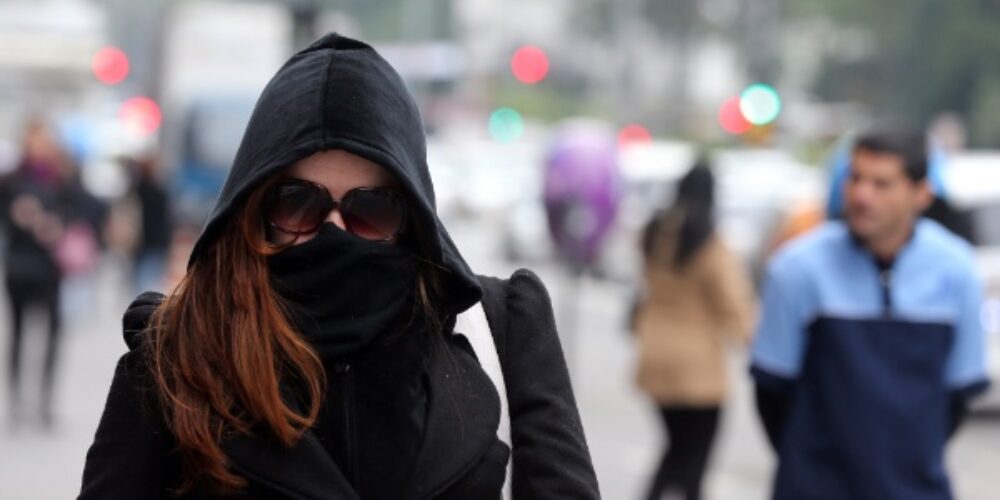frio-inverno-mulher-se-protege-do-frio-na-avenida-paulista-em-sao-paulo-em-foto-de-2013-1498059542181-615x300-1